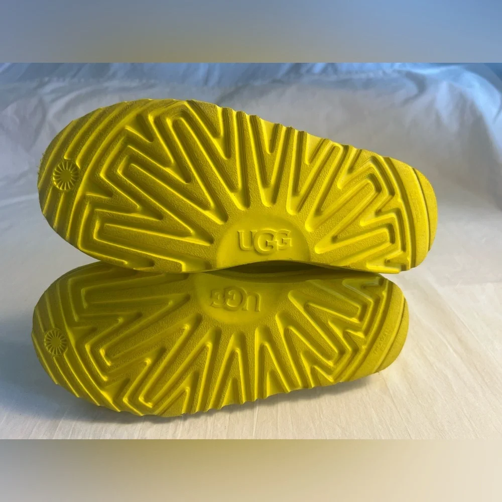 Pre Owned UGG Neumel II Big Kids Boots - Canary Yellow (Size US 4)